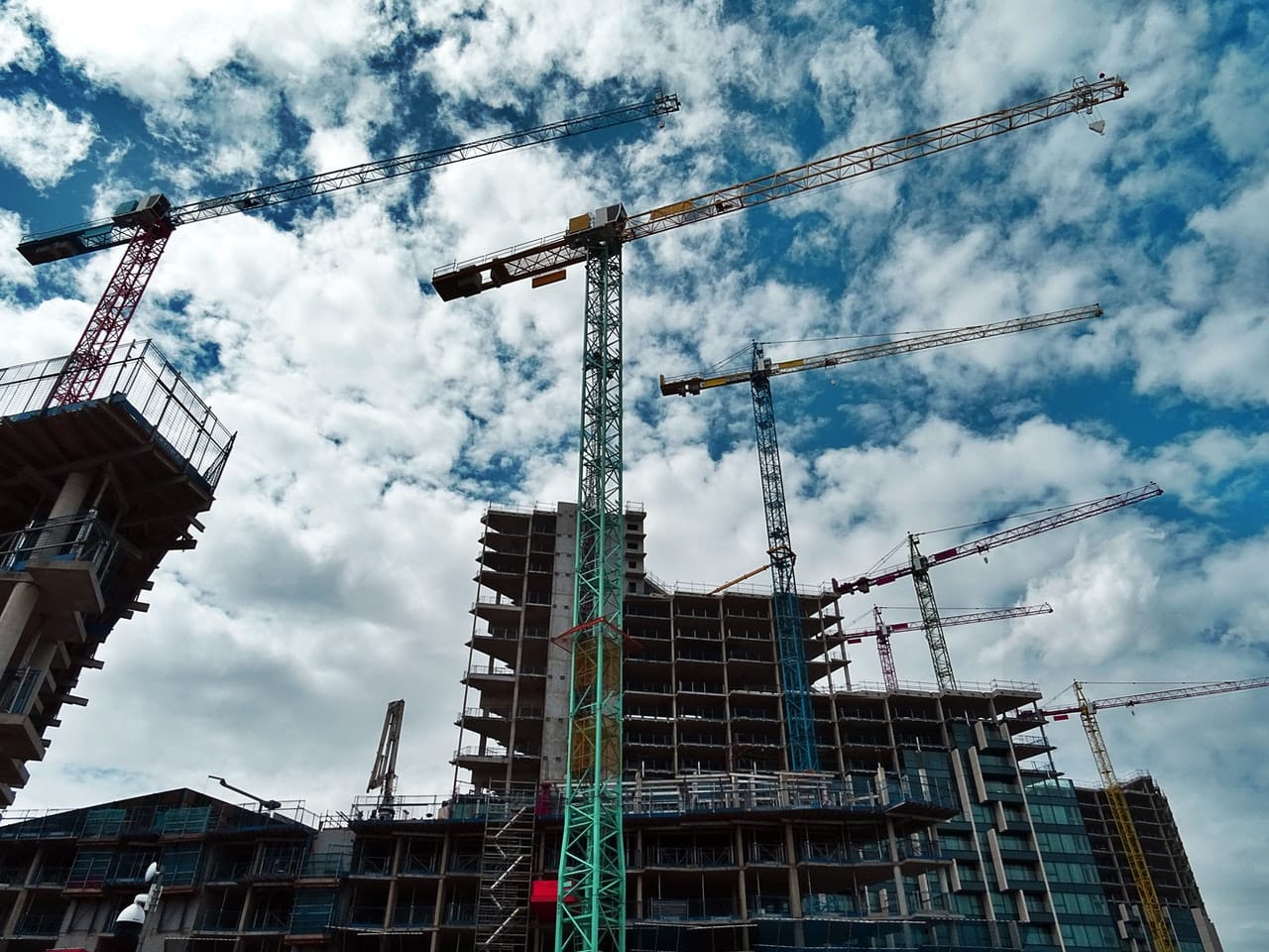 High scaffolding structure with cranes