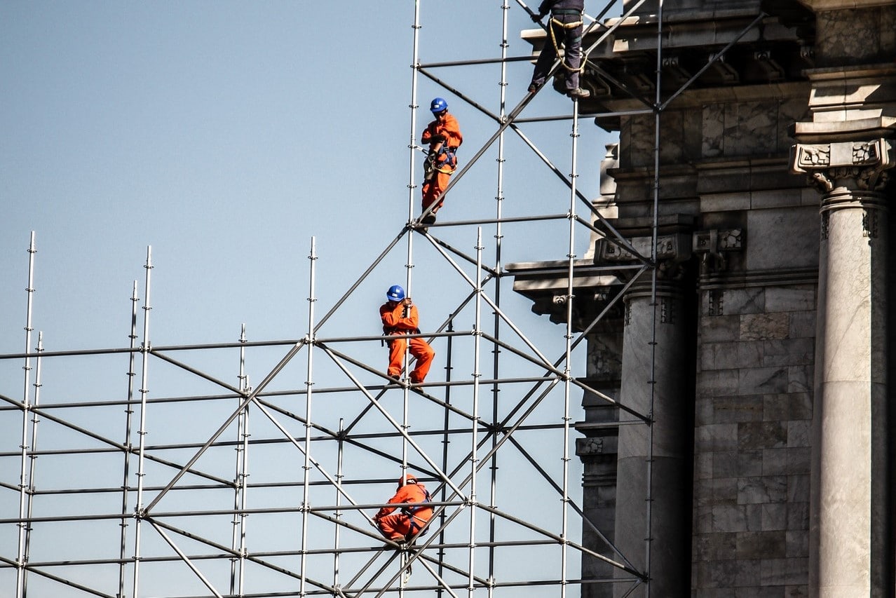 Scaffolders with fall protection