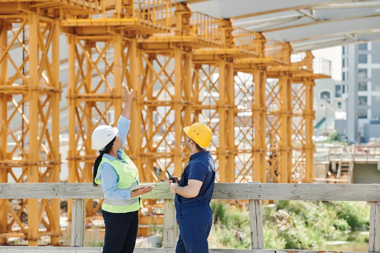 2 scaffolders wearing hard hats